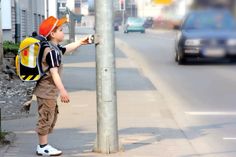 Der Schulweg sollte vorab trainiert werden, um Gefahren zu erkennen und zu vermeiden. Foto: adobe.stock.com/manu