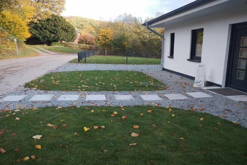 Mirko Schmeiser und sein Team bringen auch den Vorgarten auf Vordermann.