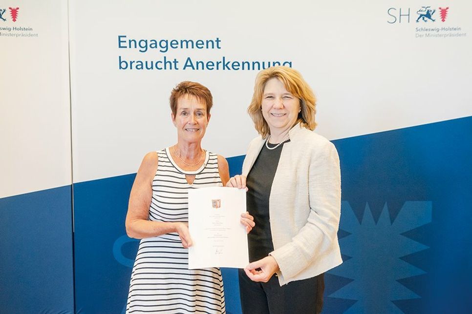 Die beiden Stockelsdorfer Petra Manthey und ...