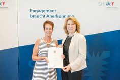 Die beiden Stockelsdorfer Petra Manthey und ...