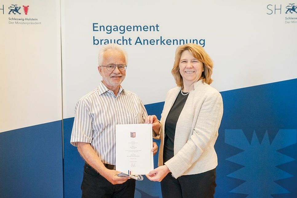 ... Helmut Tollning wurden von Gesundheitsministerin Kerstin von der Decken in Kiel ausgezeichnet.