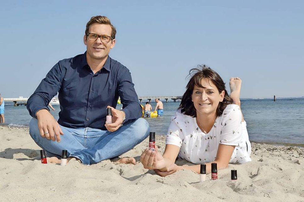 Sebastian Knebelkamp, Director Cosmetics bei edding, und Marketingleiterin Silke Szymoniak präsentieren die neue Nagellack-Kollektion. (Foto: René Kleinschmidt)