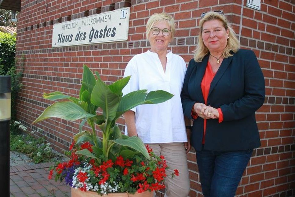 Bürgermeisterin Kirsten Sköries (lks.) mit der neuen Tourismusleiterin Susanne Hasenbeck.