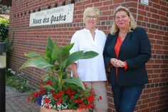 Bürgermeisterin Kirsten Sköries (lks.) mit der neuen Tourismusleiterin Susanne Hasenbeck.