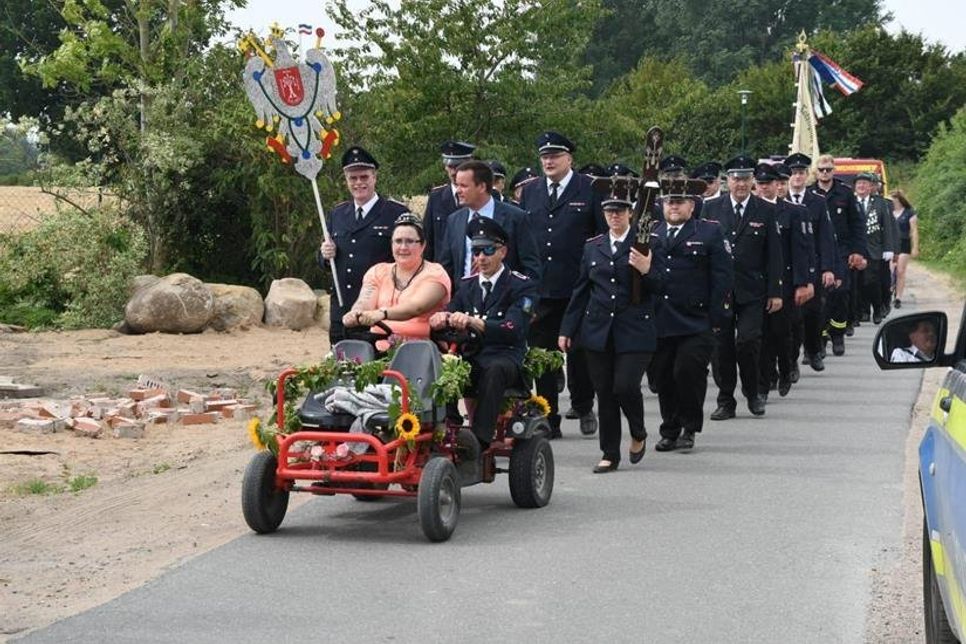 Mit dem Festumzug durch das Dorf startete der zweite Festtag.