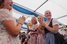 Dirndl, Musik und jede Menge Spaß im Bayernzelt.