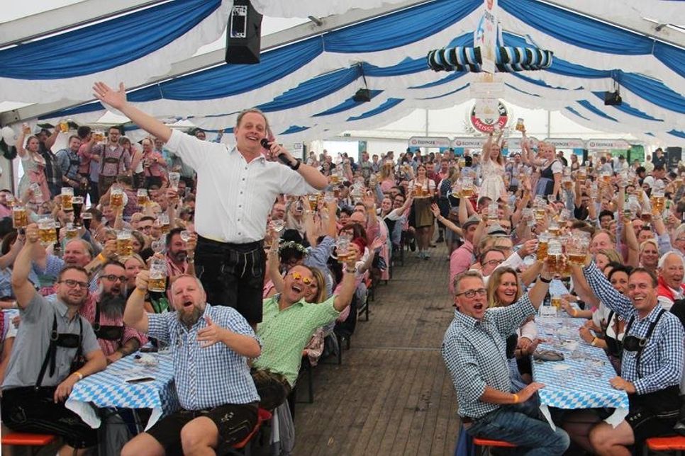Nicki Kullmann von der Partyband „Die Hunis“ sorgte mit vollem Einsatz für Hochstimmung im Bayernzelt.