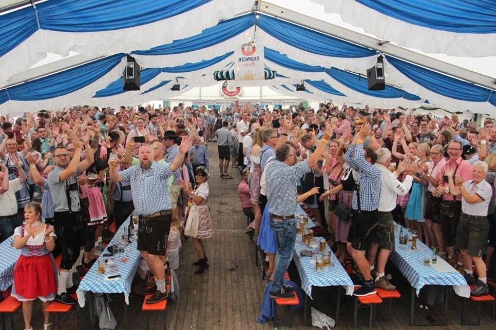 Grenzenloser Feierspaß im bis auf den letzten Platz besetzten Festzelt.