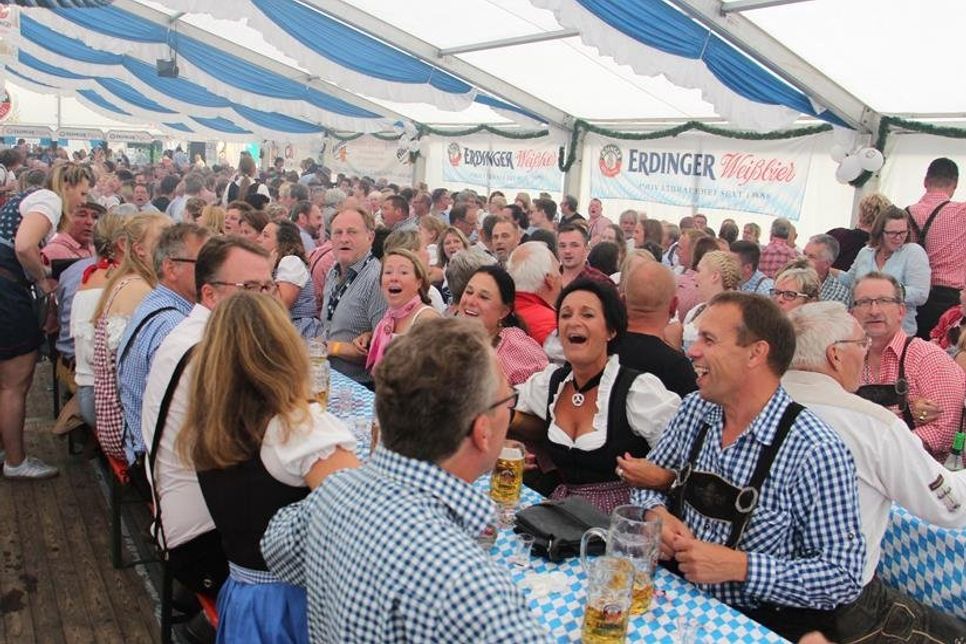 Ausgelassene Stimmung bei zünftiger Musik zum Tanzen und Mitschunkeln.