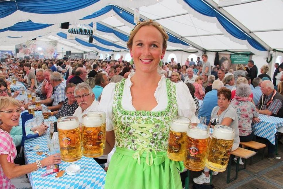 Mit ein paar Mass Bier und einem stilechten Outfit ging es für die Servierkräfte ins Getümmel.