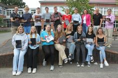 Die künftige Klasse 10, ausgestattet mit IPADs, mit den Lehrern Christian Dahlem (hi. lks.) und Karsten Langner (hi. lks.) sowie Schulleiterin Angela Haar (hi. 3. v. re.) und dem Büroleitenden Beamten Dirk Bruhse (hi. 2. v. re.).