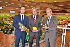 Marktleiter Michael Zech (v.li.), coop-Vertriebsleiter Peter Reichelt und Bürgermeister Volker Owerien vor der Obst- und Gemüseabteilung im neuen sky-Markt in Haftkrug. (Foto: René Kleinschmidt)