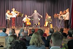 Eine Delegation aus dem Schulorchester musizierte den rein instrumentalen Kanon von Pachelbel.