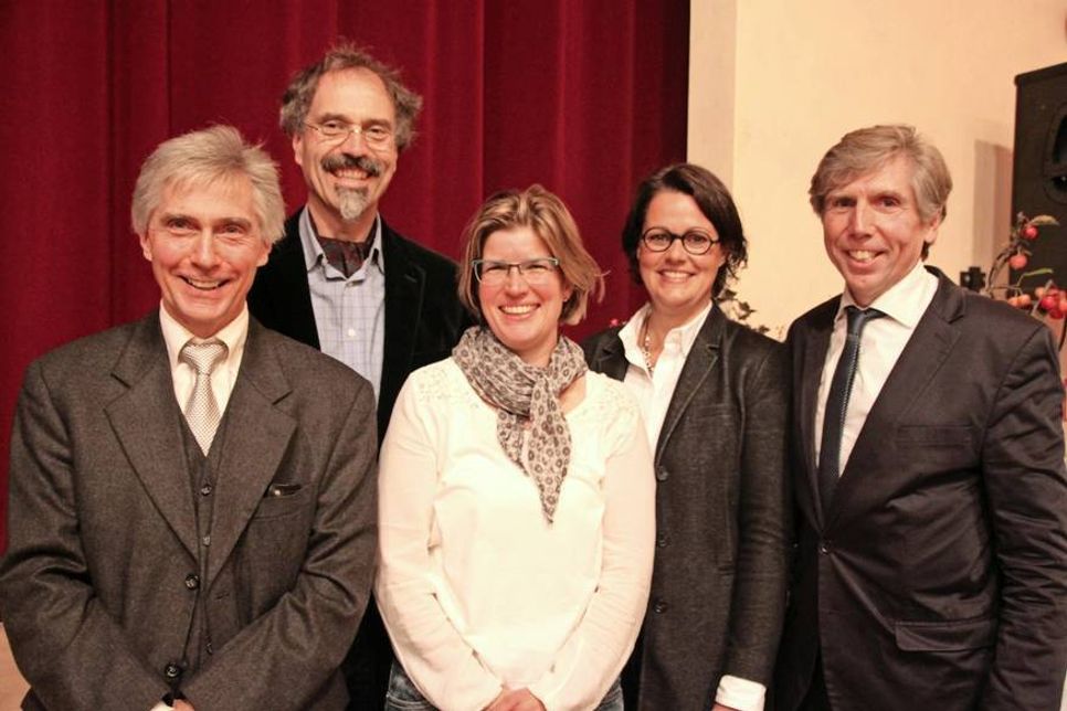 Die Schul- und Fördervereinsmitglieder Stefan Weishaupt, Dr. Hubertus Hiller, Astrid Hansen, Beate Sommer und Michael Meisinger (v. lks.) zeigten sich über die warmen Worte der Gäste erfreut.