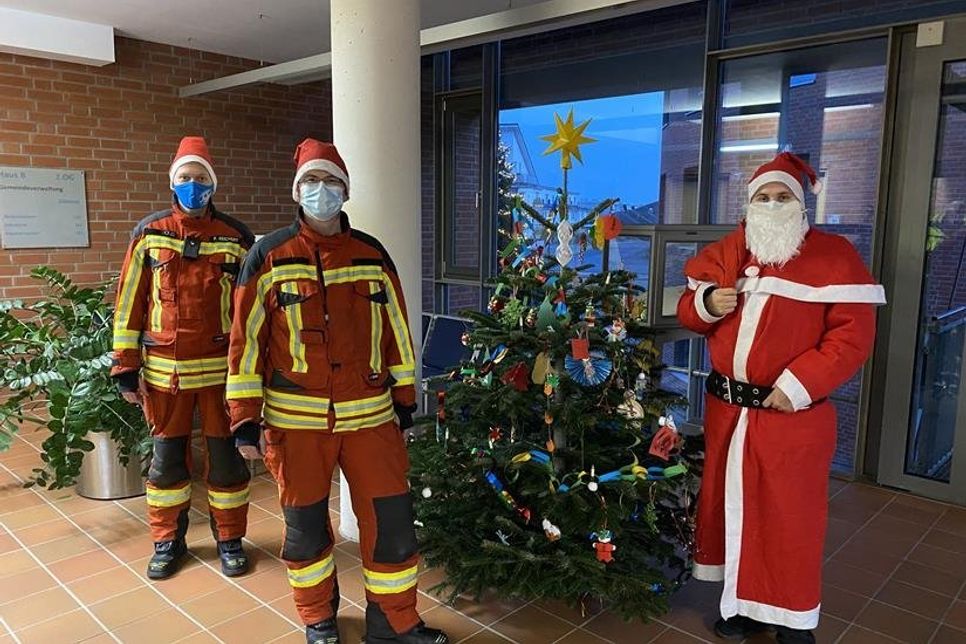 Felix Reichert, stellvertretender Leiter der Kinderfeuerwehr, David Siegmund, Leiter der Kinderfeuerwehr und der Nikolaus (v. lks.).