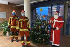 Felix Reichert, stellvertretender Leiter der Kinderfeuerwehr, David Siegmund, Leiter der Kinderfeuerwehr und der Nikolaus (v. lks.).