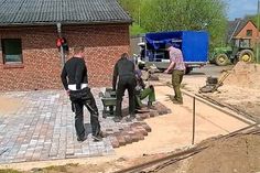 Die freiwilligen Helfer aus der Gemeinschaft haben neben der Arbeitsleistung auch alle erforderlichen Maschinen eingebracht.