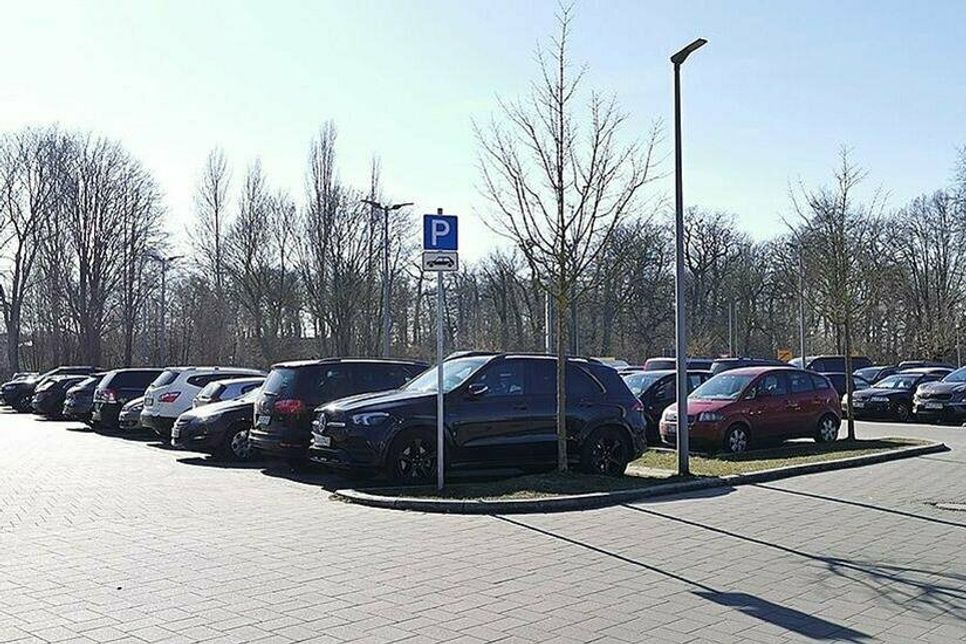 Auf den Großparkplätzen der Gemeinde Timmendorfer Strand, wie hier auf dem hinteren Teil des Edeka-Parkplatzes in Niendorf, wird das Parken demnächst kostenpflichtig.