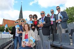 Die Sponsoren und Veranstalter testen die coolen Festival-Sonnenbrillen: (v. lks.) Vera Litzka (Stadtwerke), Barbara Helbach (Kuratorium), Vera Kremer (Tourismus-Service Neustadt), André Rosinski (Tourismusagentur Lübecker Bucht), Dr. Tordis Batscheider (Stadt Neustadt), Optiker Eberhard Peters, Uwe Muchow (Kuratorium und der reporter), Stefan Frahm (VR Bank) und Henning Reimann (Verein Trachtenwoche).