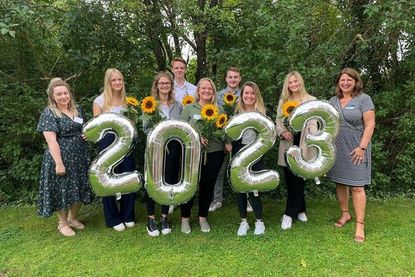 Stellvertretende Amtsleitung Nicole Kröger, die Steueranwärterinnen und Steueranwärter Jördis Klahn, Jette Gradert, Joona Maxe, Simone Hoffmann, Maurice Wagner, Tabea Haars, Lena-Marie Wenn sowie die Sachgebietsleitung für die Ausbildung, Britta-Christin Mittelstädt (v. lks.).