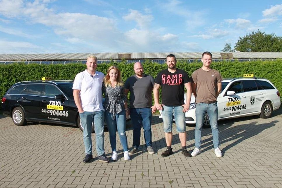 Zuverlässig ans Ziel: Inhaber Malte Schultze mit Freundin Jule Kordlewska (v. lks.) und einem Teil seines Teams.