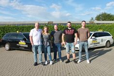 Zuverlässig ans Ziel: Inhaber Malte Schultze mit Freundin Jule Kordlewska (v. lks.) und einem Teil seines Teams.