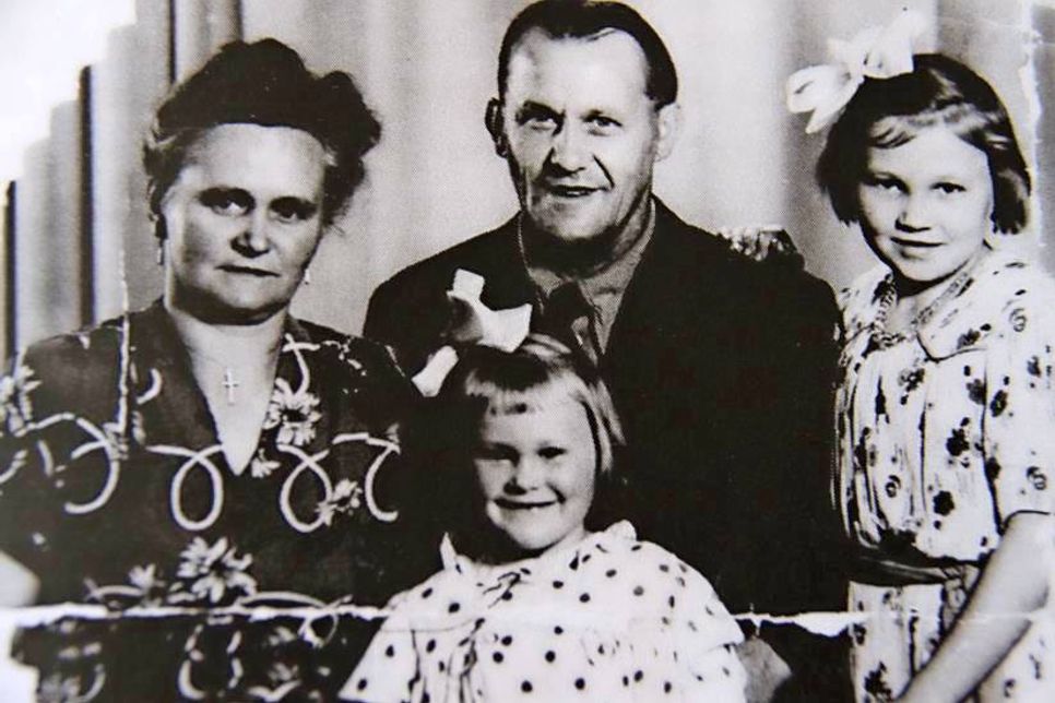 Heidetraud Zierl (vorne) ist behütet bei ihren Eltern und ihrer Schwester Anneliese aufgewachsen.