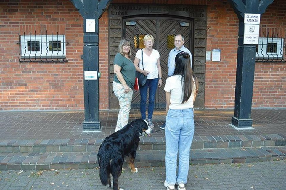 Die Pflegeltern Anja Kemeny (l.), Gabriela Roks und Matthias Steinebach loben die 12-Jährige für ihr mutiges Auftreten vor dem Sozialausschuss.