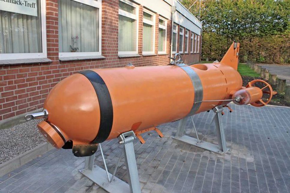 Die Unterwasserdrohne „Pinguin B3“ steht neben der Gildehalle.