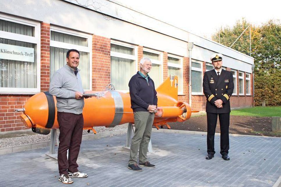 Bürgermeister Mark Burmeister, Bürgervorsteher Heinz Bäker und Korvettenkapitän Philipp Palm (v. lks.).