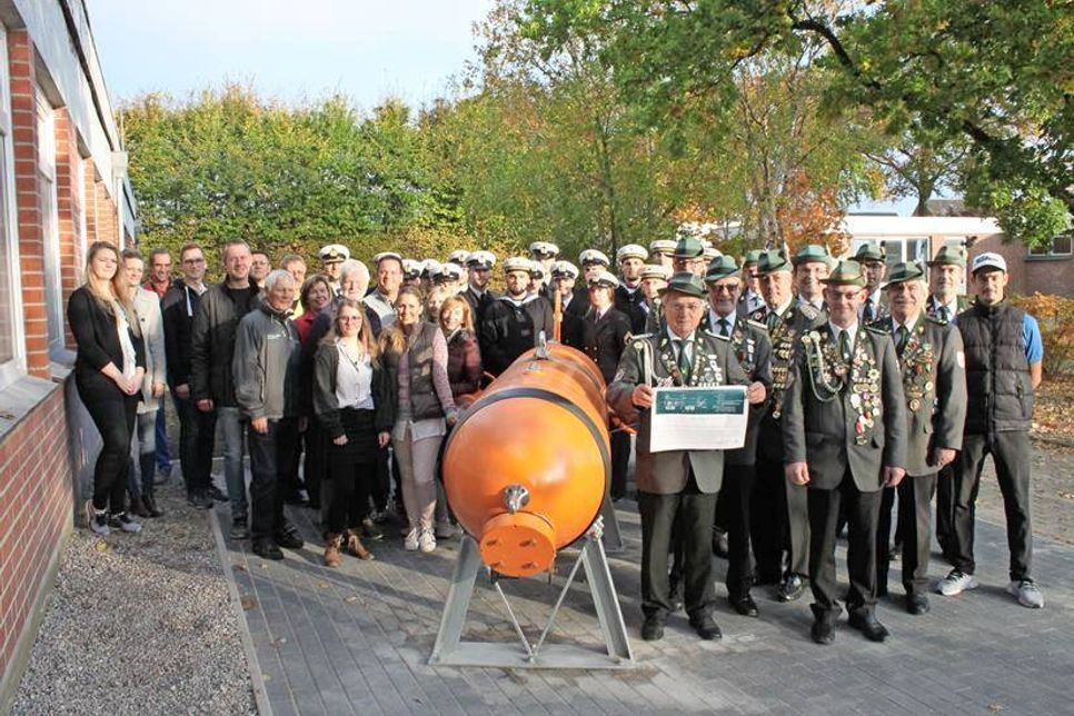 Abordnungen der Gildebrüder, der Gemeinde und vom Tourismus-Service nahmen das Geschenk von der Marine entgegen.