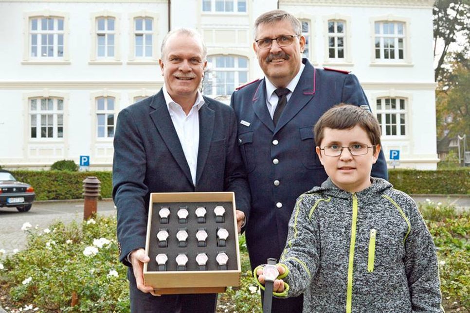 Mit seinem Sohn und Nachwuchsfeuerwehrmann Jan nahm Timmendorfer Strands Gemeindewehrführer Thomas Scharbau die Uhren von Juwelier Mike Lindner entgegen. (Foto: Setje-Eilers)