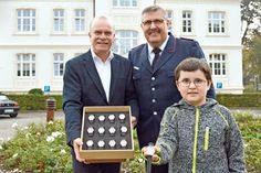 Mit seinem Sohn und Nachwuchsfeuerwehrmann Jan nahm Timmendorfer Strands Gemeindewehrführer Thomas Scharbau die Uhren von Juwelier Mike Lindner entgegen. (Foto: Setje-Eilers)