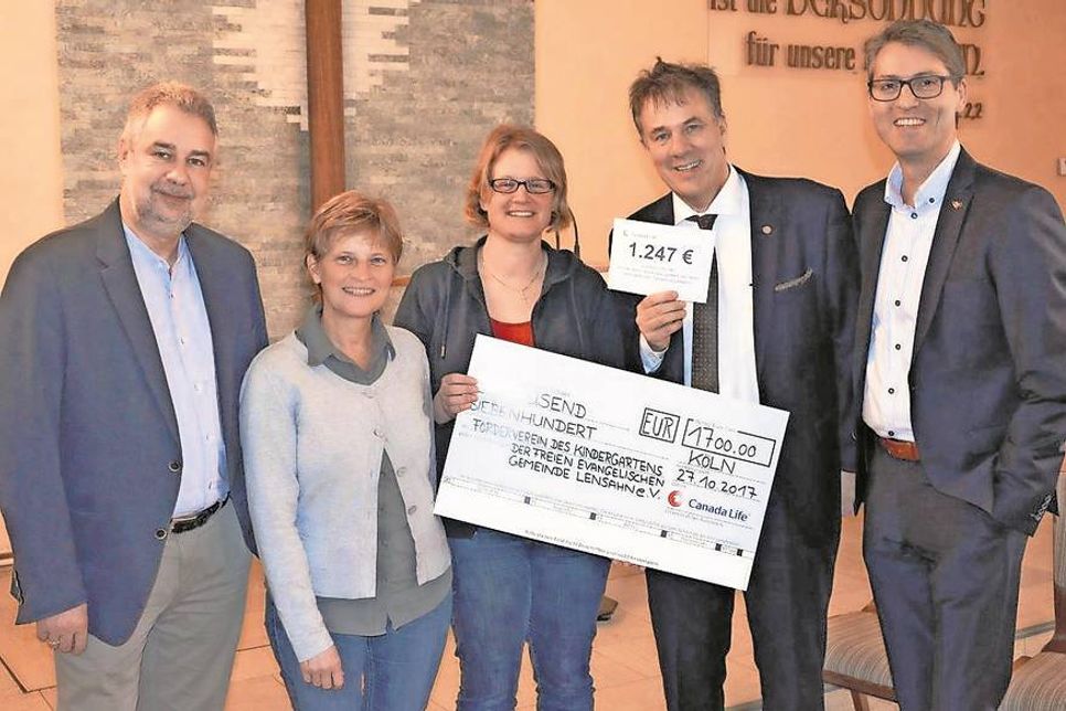 Bernd Moje und Holger Greiss von Canada Life Deutschland (v. lks.) überreichten dem Kindertagesstätte die Spende für ihr Projekt.