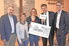 Bernd Moje und Holger Greiss von Canada Life Deutschland (v. lks.) überreichten dem Kindertagesstätte die Spende für ihr Projekt.
