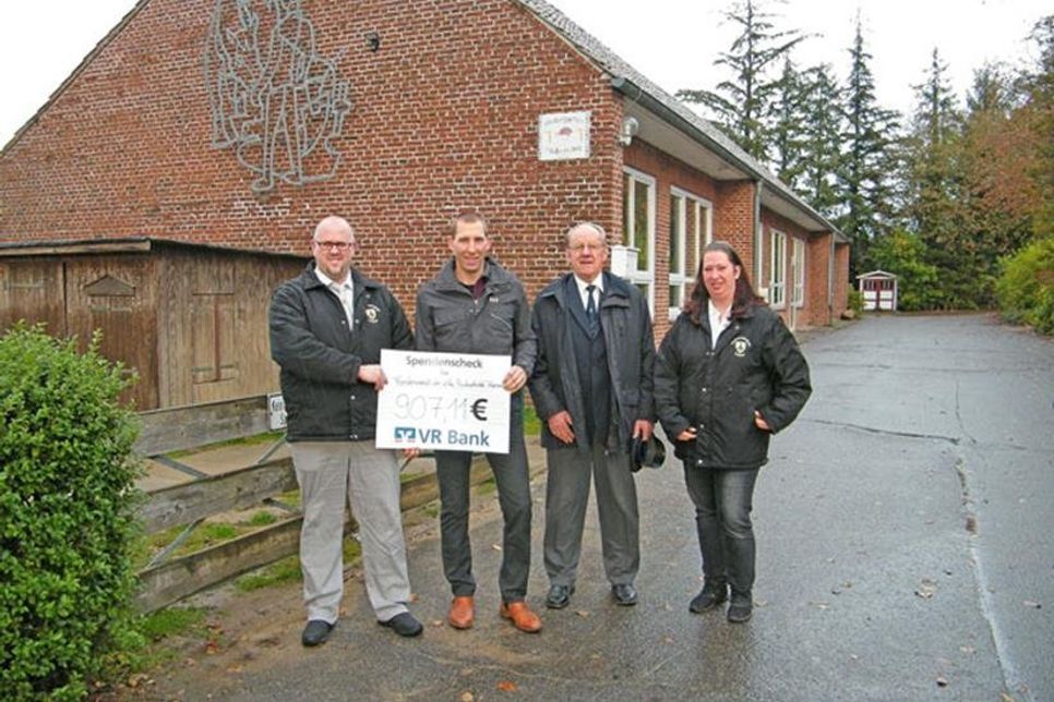 An der Spendenübergabe nahmen teil (v. l.) Mirco Rahlf, Birk Hittscher, Kurt Wieckhorst und Julia Boller. Foto: bg