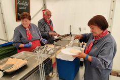 Braten wieder die beliebten knusprigen Heringe: die Mitglieder des Neustädter Fischeramtes.