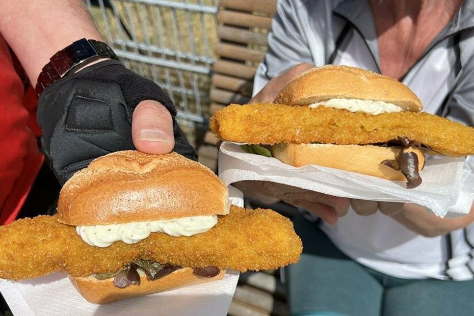 Auch lecker: die Fischbrötchen gibt es auf die Faust.