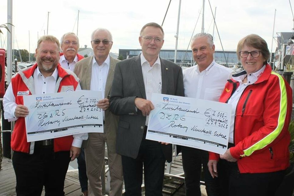 Spendenübergabe mit: Jörg Ahrend, DGzRS - Leiter Informationszentrum Schleswig-Holstein, Jochen Block, Technischer Leiter DLRG, Georg Heerten, Rotary-Club, Manfred Rohde, Präsident Rotary-Club, Oliver Seiter, Geschäftsführer ancora Marina, Regina Block, 1. Vorsitzende DLRG (v. lks.).