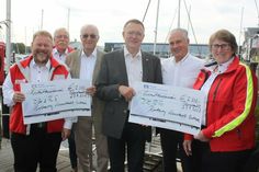 Spendenübergabe mit: Jörg Ahrend, DGzRS - Leiter Informationszentrum Schleswig-Holstein, Jochen Block, Technischer Leiter DLRG, Georg Heerten, Rotary-Club, Manfred Rohde, Präsident Rotary-Club, Oliver Seiter, Geschäftsführer ancora Marina, Regina Block, 1. Vorsitzende DLRG (v. lks.).