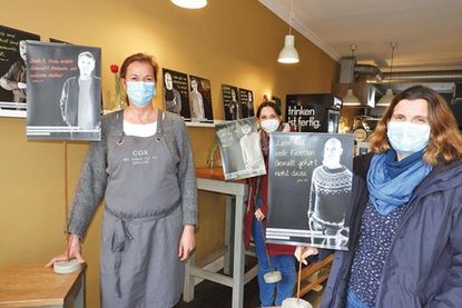 Von rechts: Ruth Taschendorf und Stella Werre (beide Frauennotruf OH) freuen sich, dass Katrin Haase im Cox die Plakataktion unterstützt.