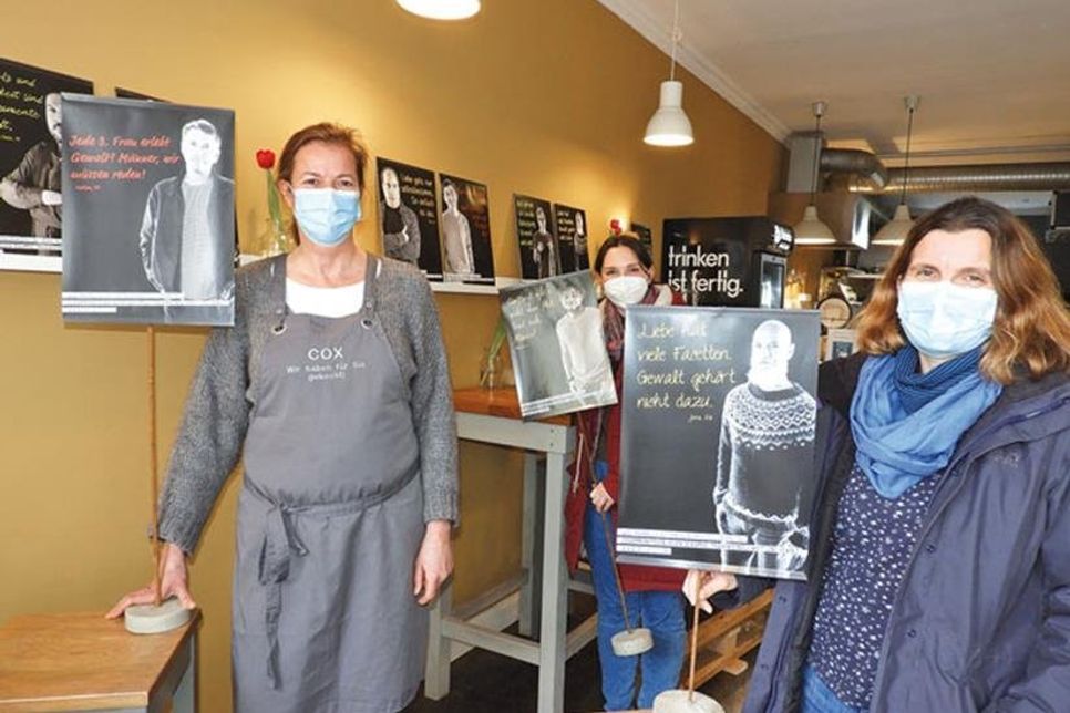 Von rechts: Ruth Taschendorf und Stella Werre (beide Frauennotruf OH) freuen sich, dass Katrin Haase im Cox die Plakataktion unterstützt.