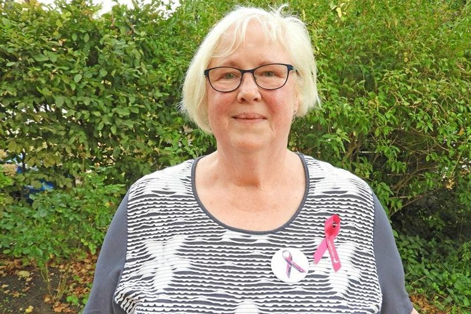 Helga Mogk haucht dem Brustkrebsmonat Leben ein und hofft auf viele Perückenspenden.