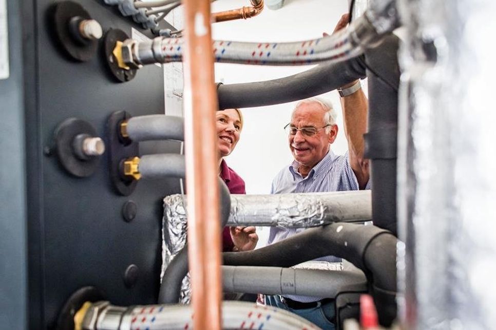 Der Einbau einer neuen Heizanlage mit erneuerbaren Energien wird über das Marktanreizprogramm der Bafa gefördert. Foto: djd/Bauherren-Schutzbund