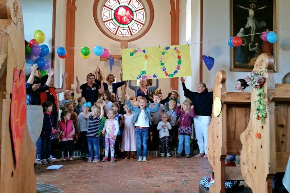 Die KiTa-Kinder feierten gemeinsam mit ihren Erzieherinnen und vielen Ehemaligen Gottesdienst und dankten für 20 schöne Jahre.