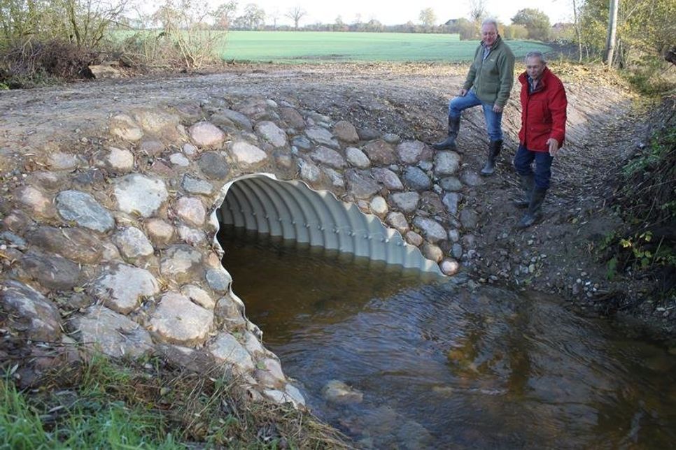 Thorsten Lorenzen, Geschäftsführer des Wasser- und Bodenverbandes Neustädter Binnenwasser, und Verbandsvorsteher Rolf Karstens machten sich gemeinsam ein Bild der Baumaßnahme an der Kremper Au.