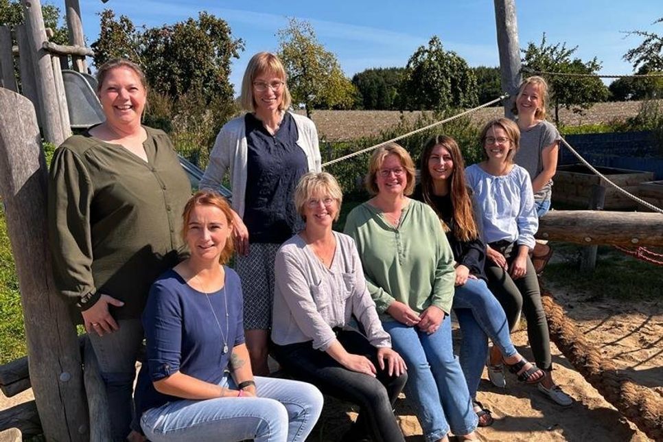 Ein Teil des Teams mit der Kindergartenleiterin Katrin Raabe (4. v. re.)