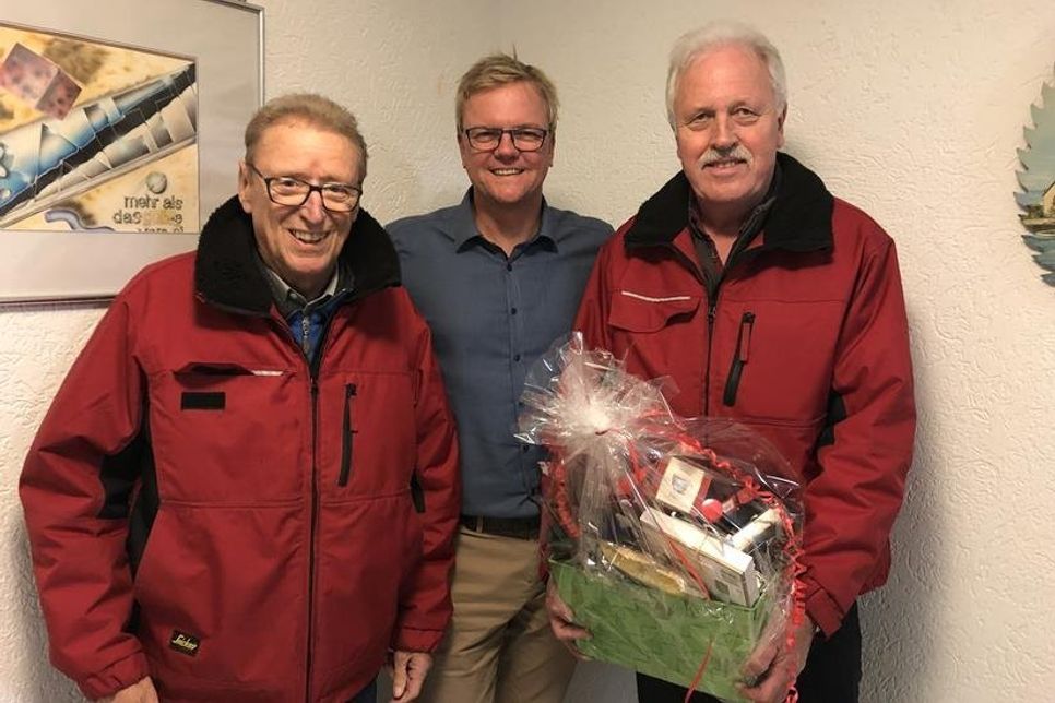 Neustadt. Seit 2009 sind Erwin Grieb und Eckhard Makoben (re.) auf vier Rädern für den reporter unterwegs. Jeden Mittwoch beliefern die beiden Fahrer Geschäfte im Verteilungsgebiet mit der druckfrischen reporter-Ausgabe. Geschäftsführer Sven Muchow (Mi.) bedankte sich im Verlagshaus mit Präsentkörben für die zwei. Das ganze Team vom reporter gratuliert und bedankt sich für die treue Mitarbeit. (ab)