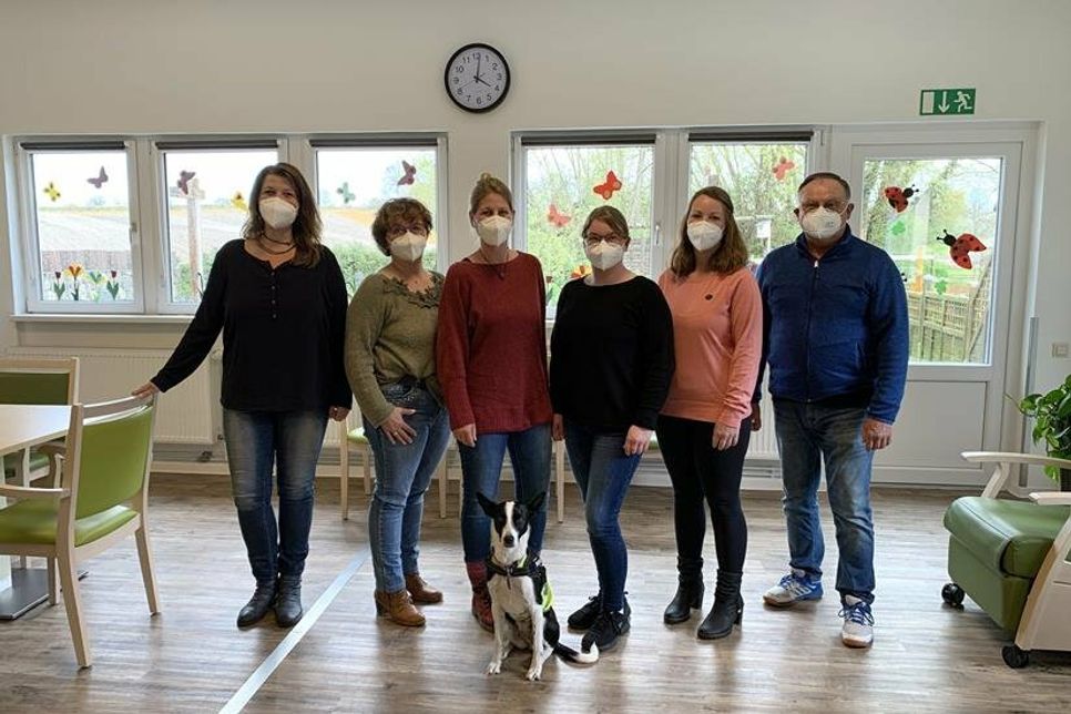 Steffi Warn, Gaby Reiher, Tanja Boller, Franziska Hansen, Ramona Schwardt und Helmut Müller (v. lks.) mit der freundlichen „Einrichtungshündin“ Monni in den großen hell gestalteten Räumlichkeiten. Rechts im Porträt: Pflegedienstleitung Franziska Hansen.