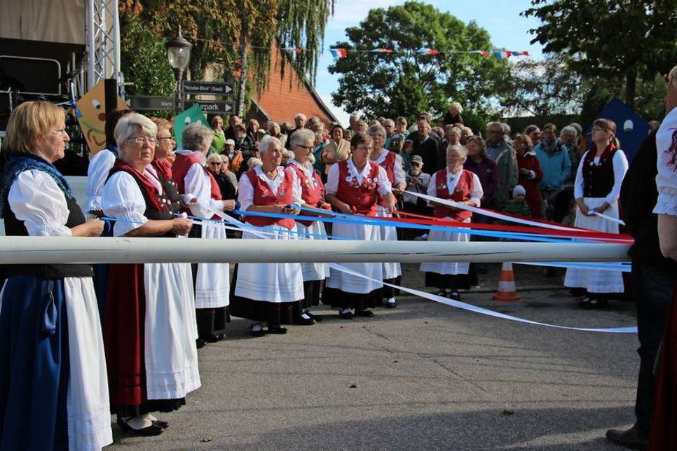 Die Volkstanzgruppe „Blau-Weiß-Rot“.